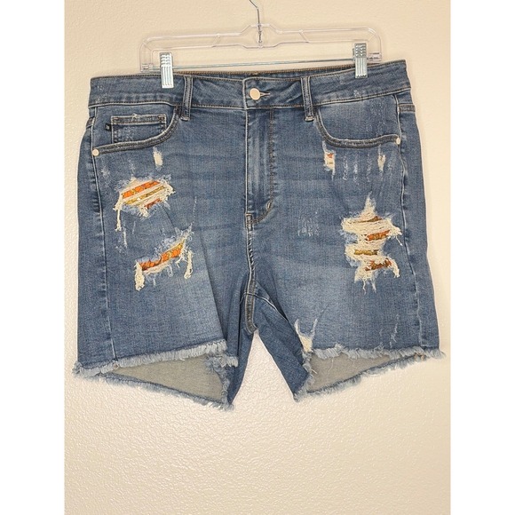 Judy Blue Pants - Judy Blue Retro Floral Patch Distressed Denim Shorts Medium Wash 2XL JB150135